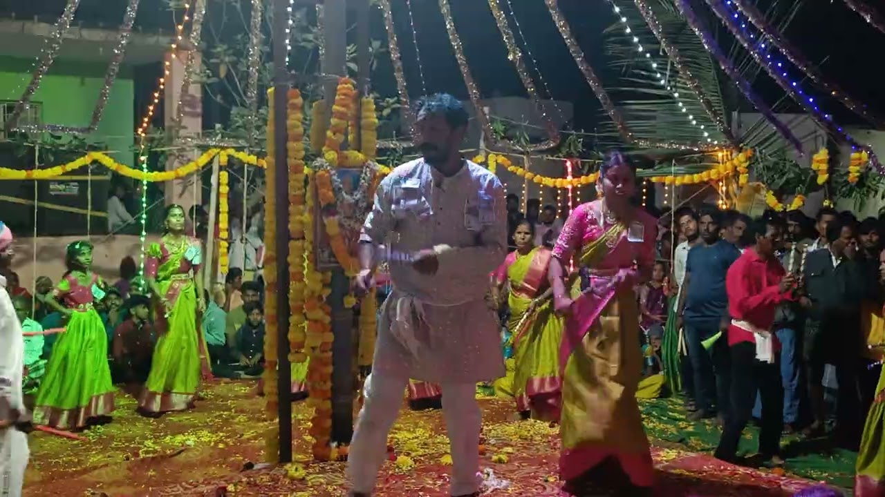 2000 vela 2000 varaku song kolatam Sri Yellamma thalli kolata brundham gajjalapuja celebration 🎊🎉💐🎊🎉