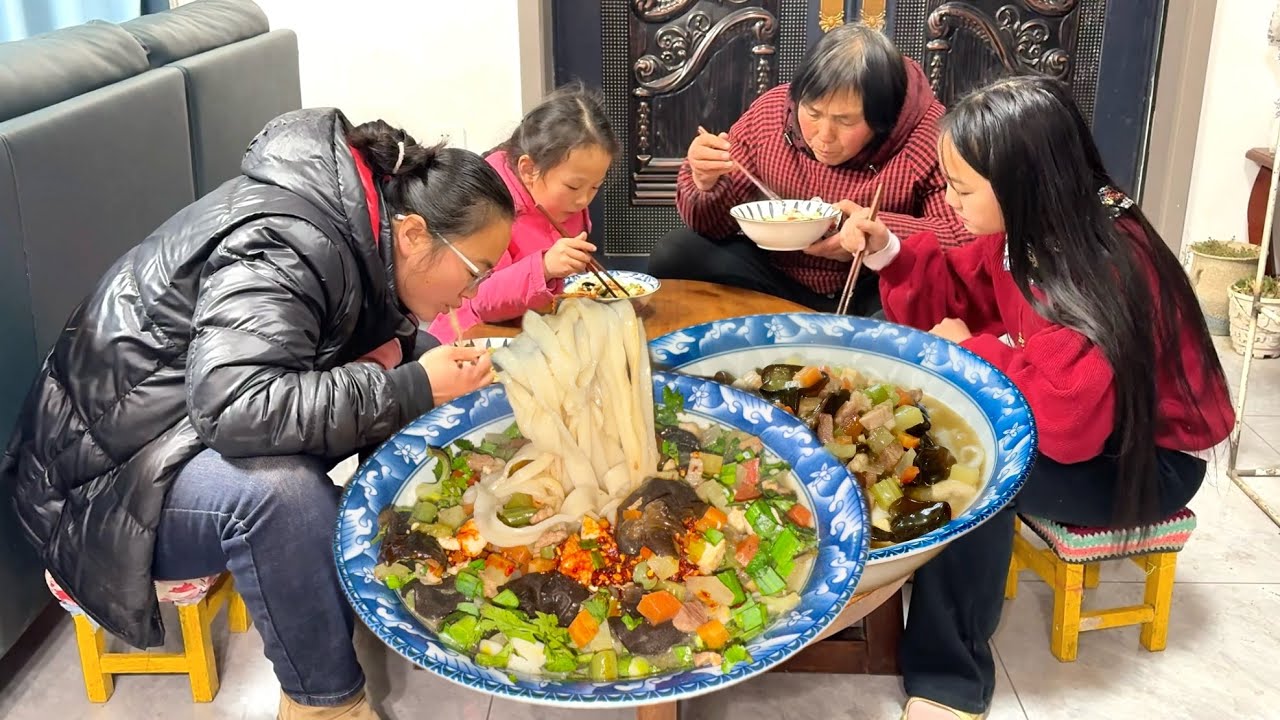 腊八节，天天奶奶给大家做腊八面吃，色香味美真香！