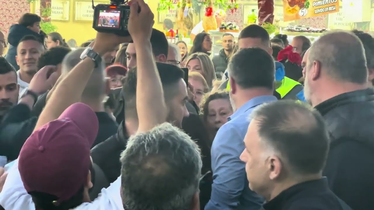 Santiago Abascal de Vox Irrumpe por sorpresa en la Feria de Abril de Barcelona