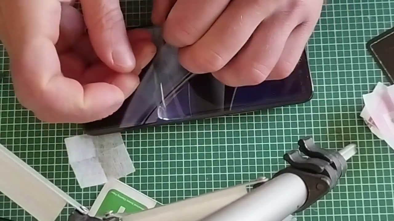 Размещение защитной пленки на экране Xiaomi Redmi 14 X Pro
