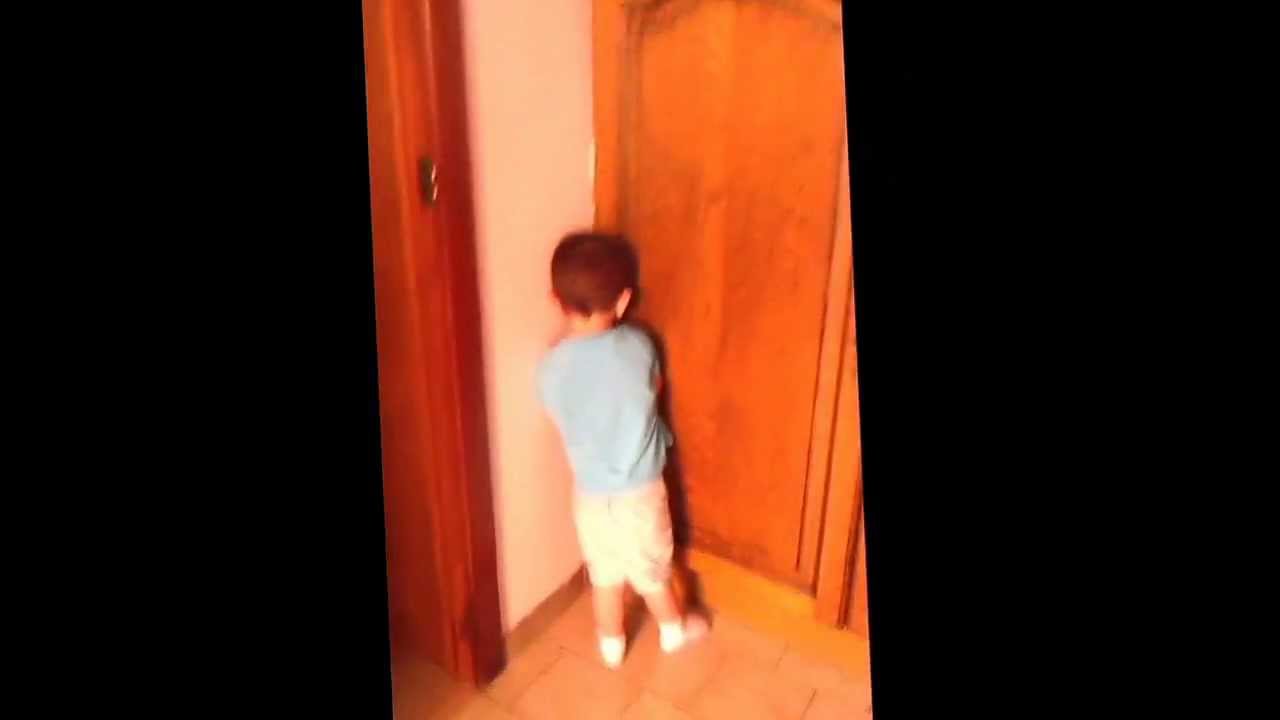 un enfant mignon qui pleure