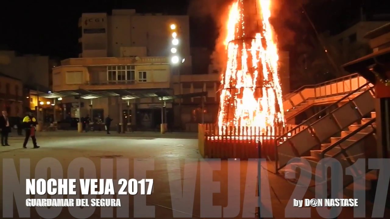 Un árbol de Navidad sale ardiendo en la plaza del Ayuntamiento de Guardamar del Segura