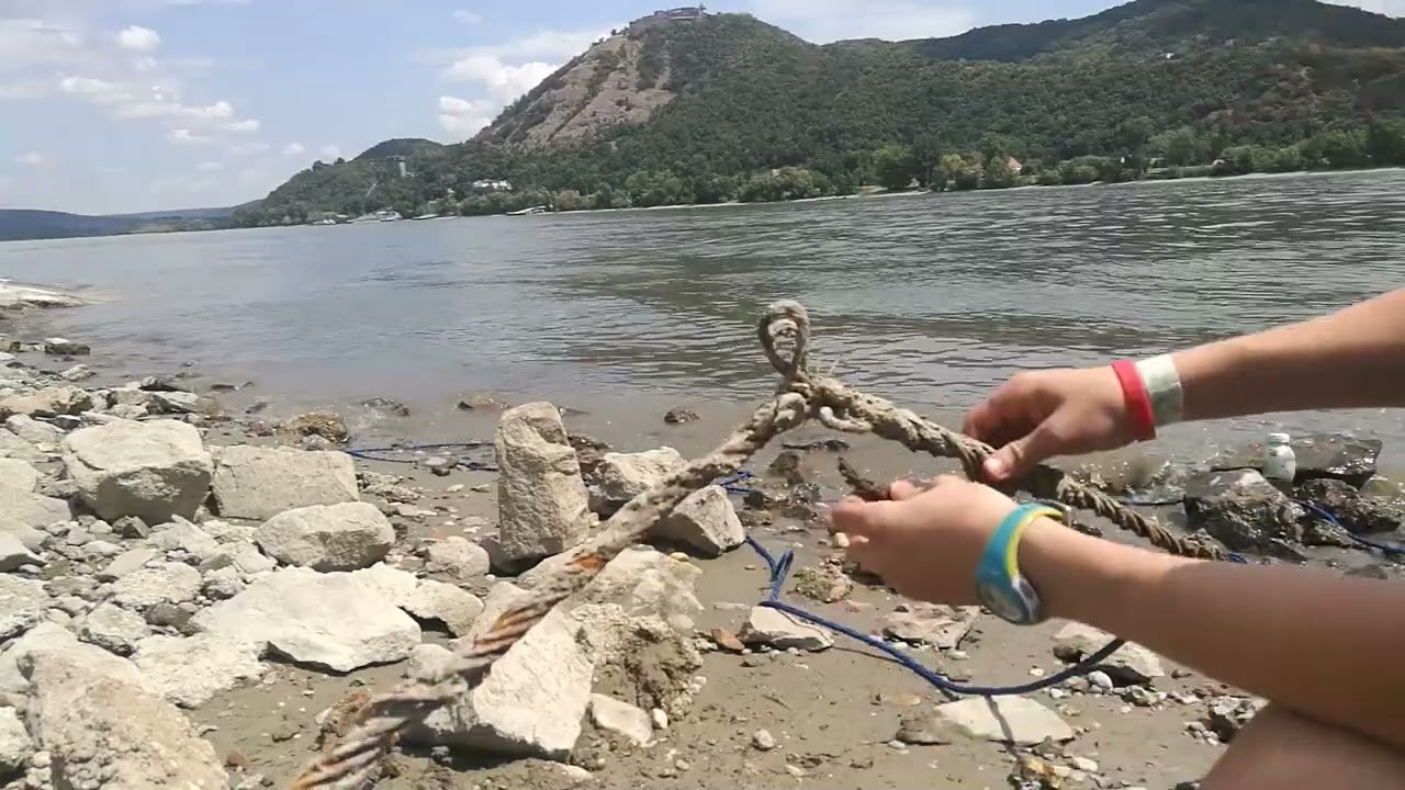 Mágnes horgászat a Nagymarosi Duna parton .