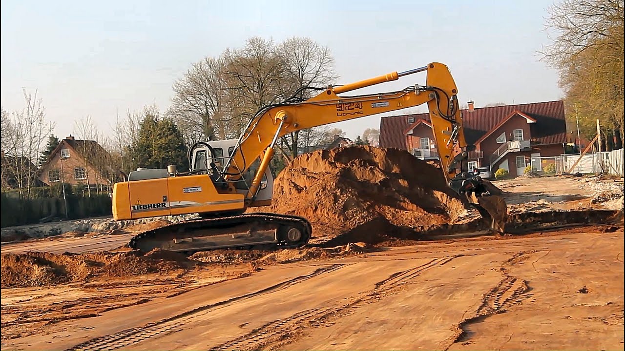 Hydraulikbagger Liebherr R924 Litronic bei Planierarbeiten / Excavator Liebherr R924 Litronic