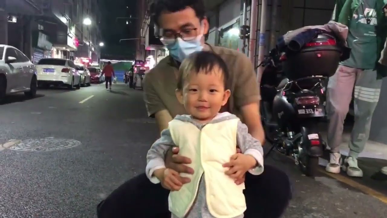 深漂：三个月前宝宝不让碰，现在每天村口等爸爸，再累也要带身边
