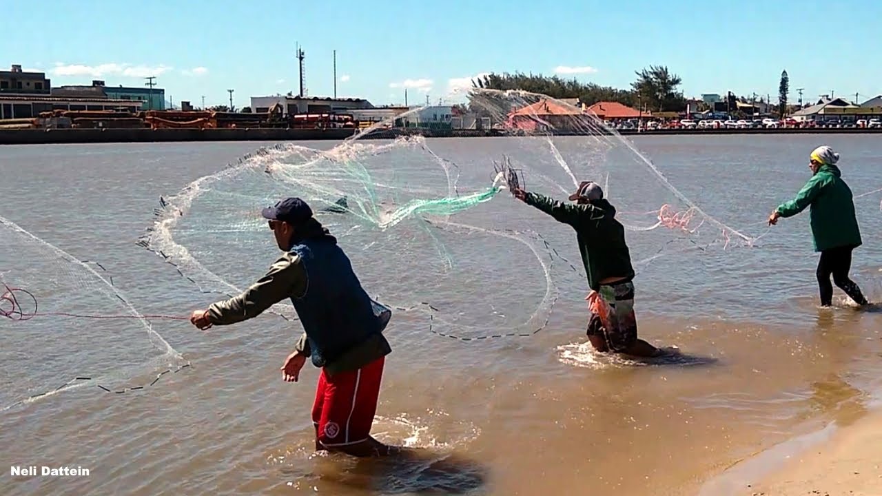 Tramanda&iacute;/RS, Barra, tarde ensolarada, botos dando show para plateia. Tamb&eacute;m tarrafeadas e peixes.