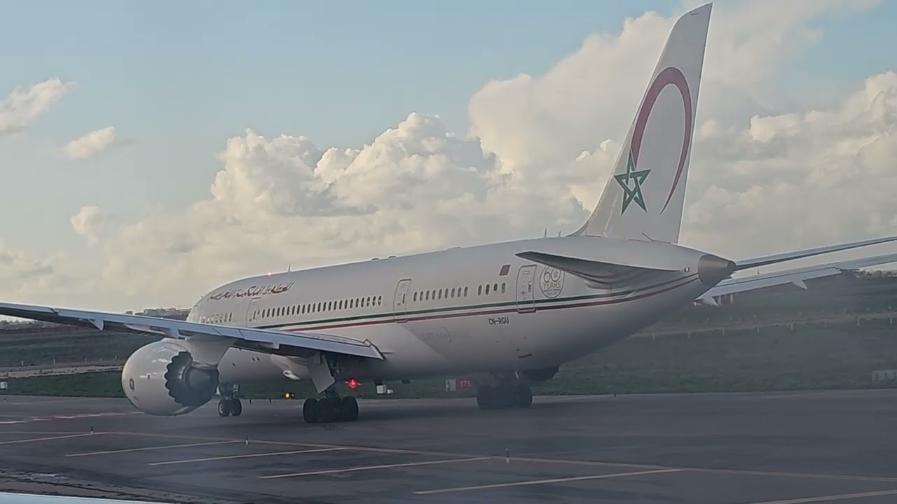 Decolagem aeroporto de Casablanca com um Boeing 737-800 da Royal Air Maroc