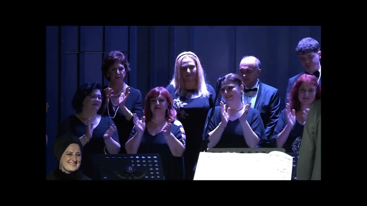 Çek küreği güzelim-Beyoğlunda gezersin-Yemenimde hâre var.Çamlıca Musiki Derneği İcra Topluluğu