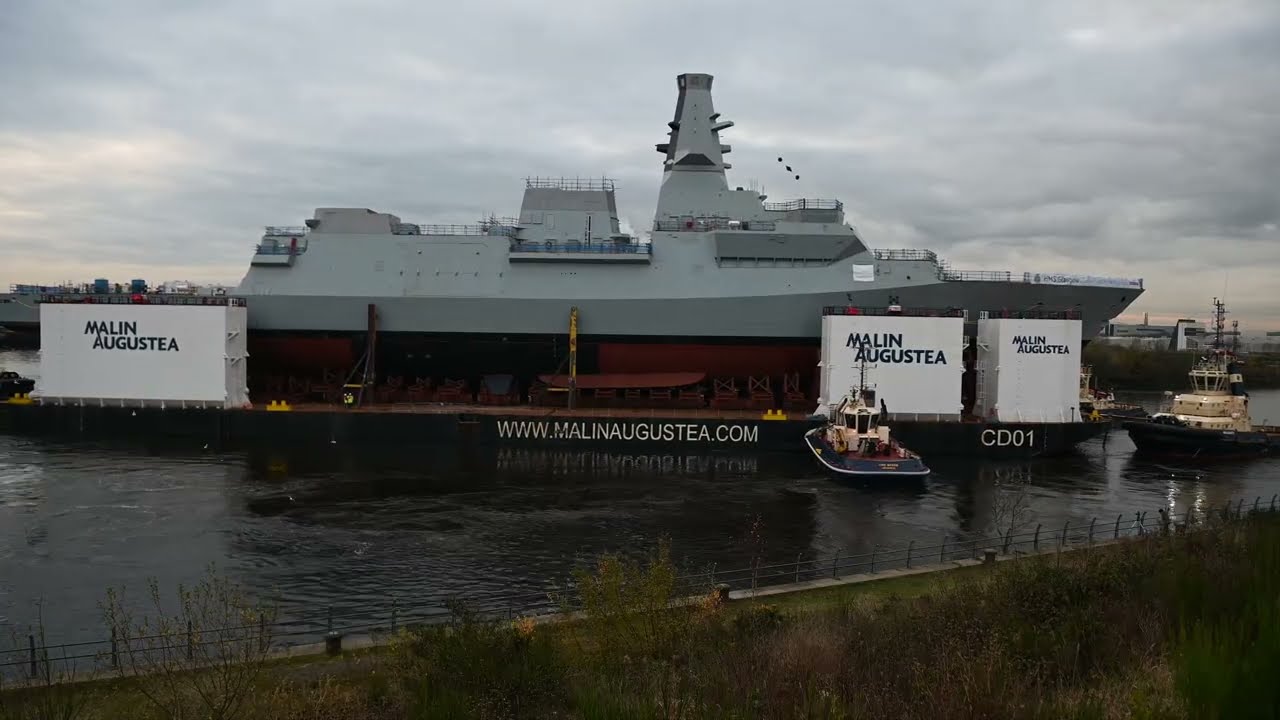 Корабль HMS Glasgow покидает верфь Гован.