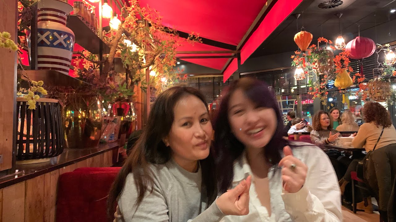 Hai Mẹ Con ăn phở Sài Gòn tại Rotterdam