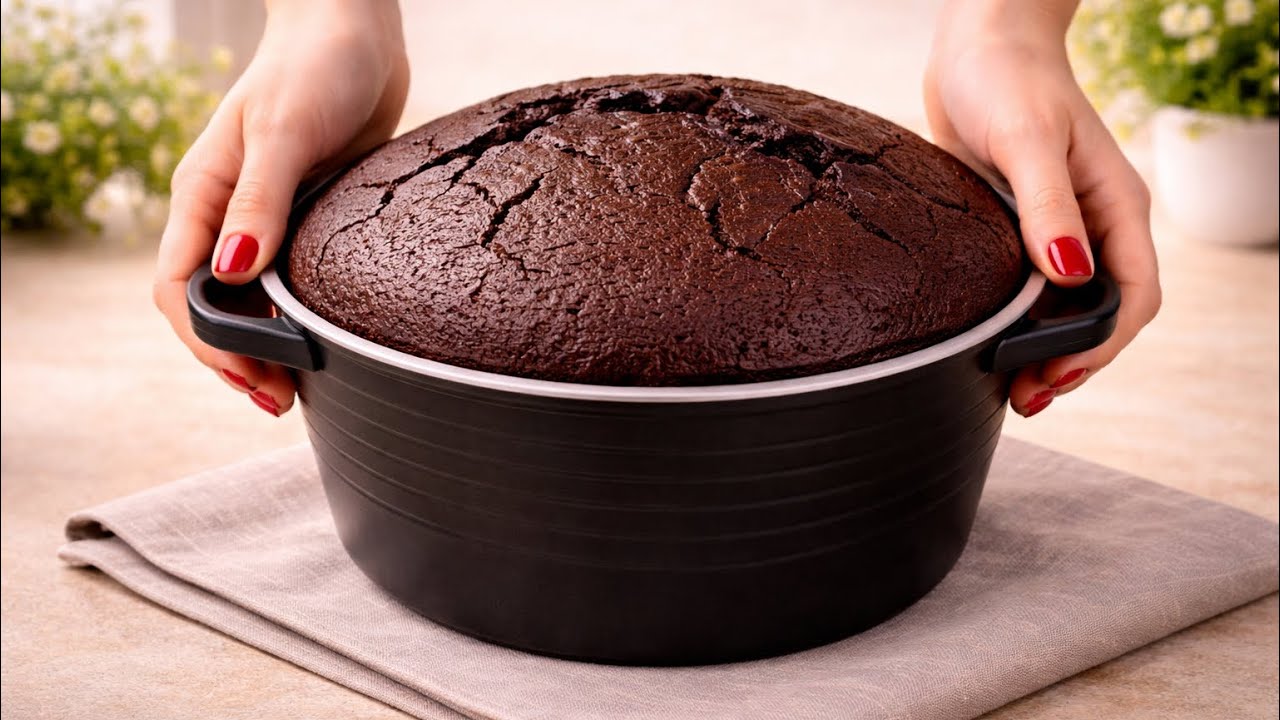 This Chocolate Pot Cake Is So Easy – No Oven, No Mixer, Just a Spoon!