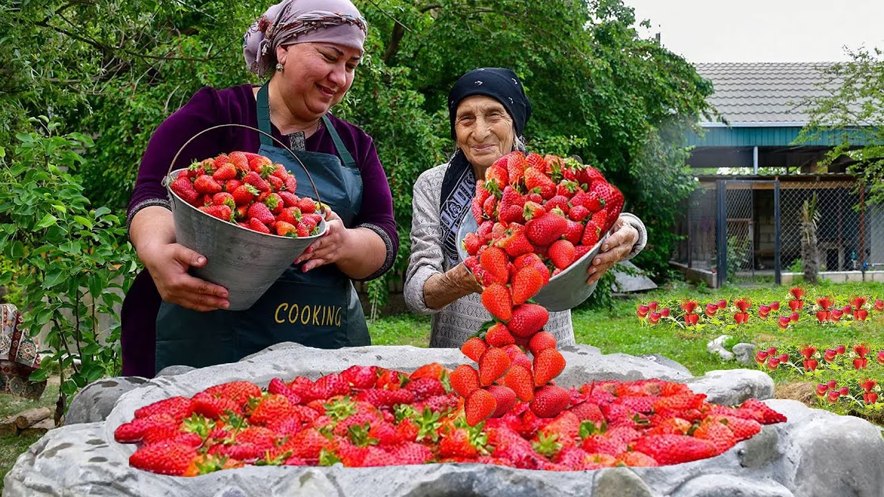 Сварили компот и торт из свежей клубники в деревне