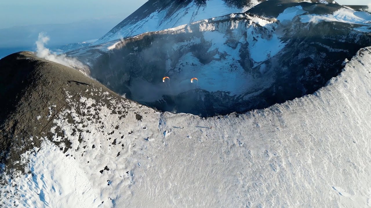 Snowkiting on a smoking volcano