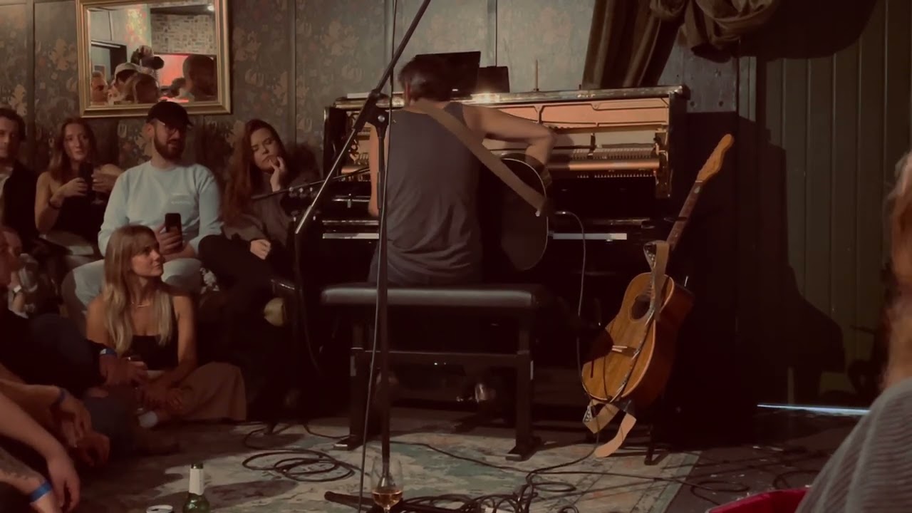⁠Leif Vollebekk, ‘Long Blue Light’ live in Soho, London. @leifvollebekk