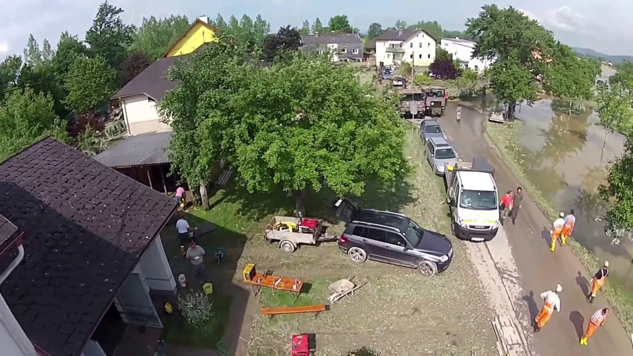 Hochwasser Feldkirchen/Donau Hagenau Freiwillige im Einsatz