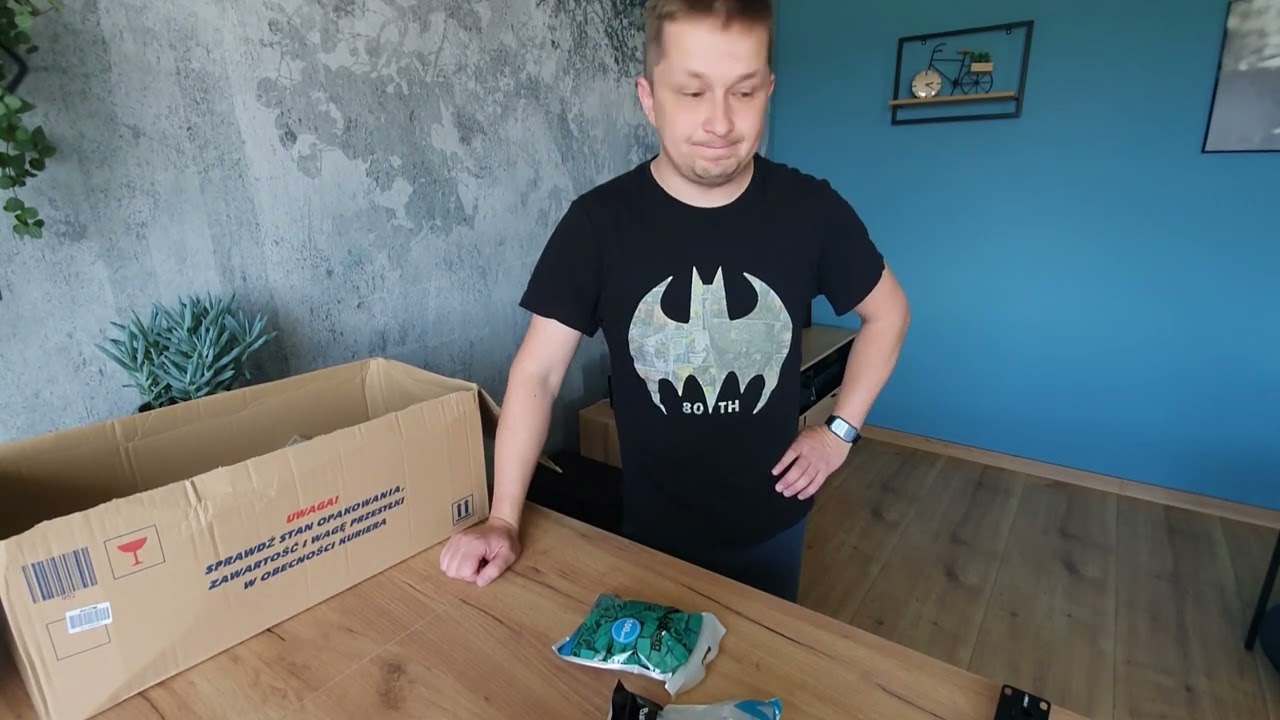 Montaż monitoringu Uniarch do małej szafy rack 19' 6U firmy Racktel oraz unboxing osprzętu