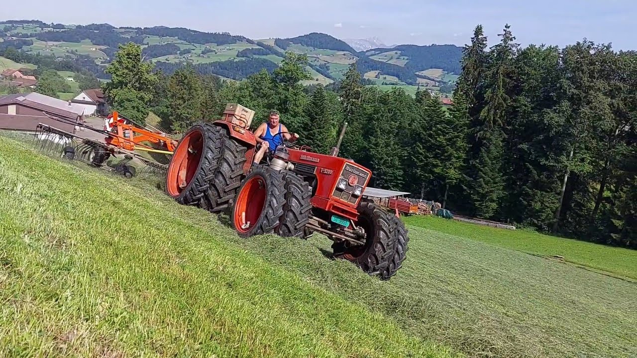 Hürlimann Traktoren T-9200 A und T-6200 A an der Arbeit im Toggenburg.