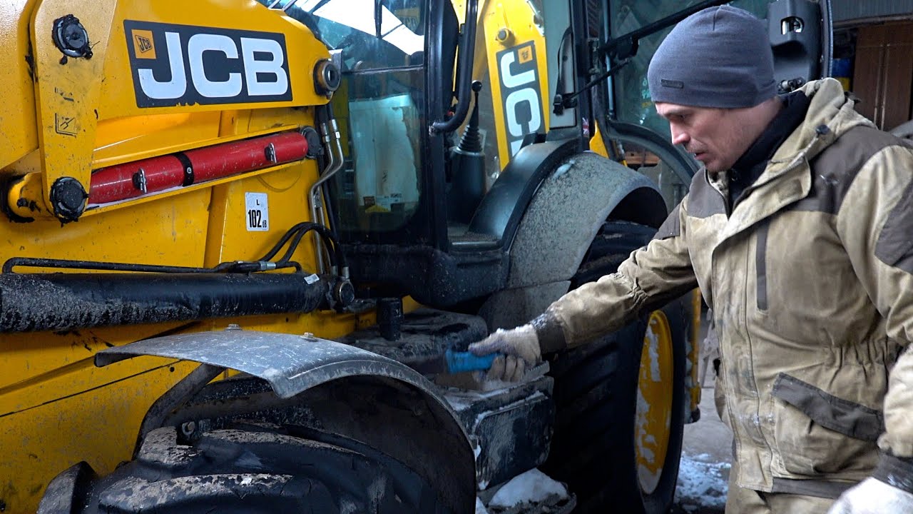 ЧИЩУ ТРАКТОР ОТ СНЕГА. Пересчитал тавотницы на  JCB3CX. Трактор экскаватор погрузчик.