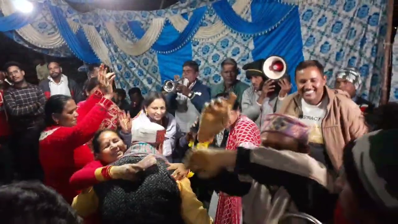 Garhwali brass band Mein Jabardast dance Garhwali shaadi