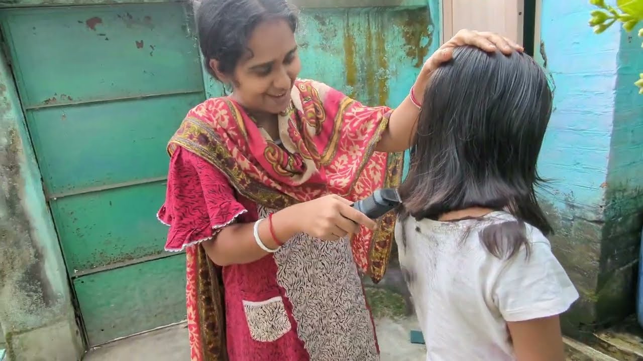 সৌমি সোনার চুল গুলো আমি নিজেই কেটে দিলাম 