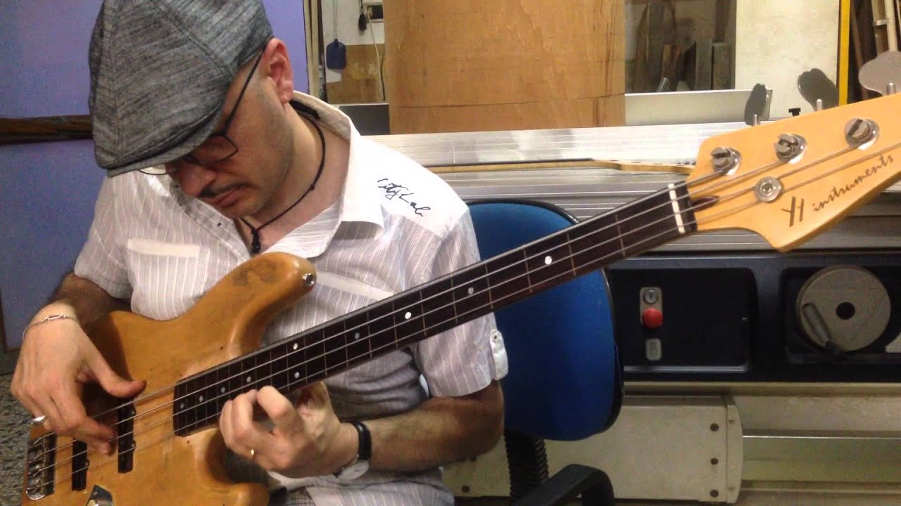Dario Deidda prova un nuovo manico fretless di Ivo Cracas YY instruments