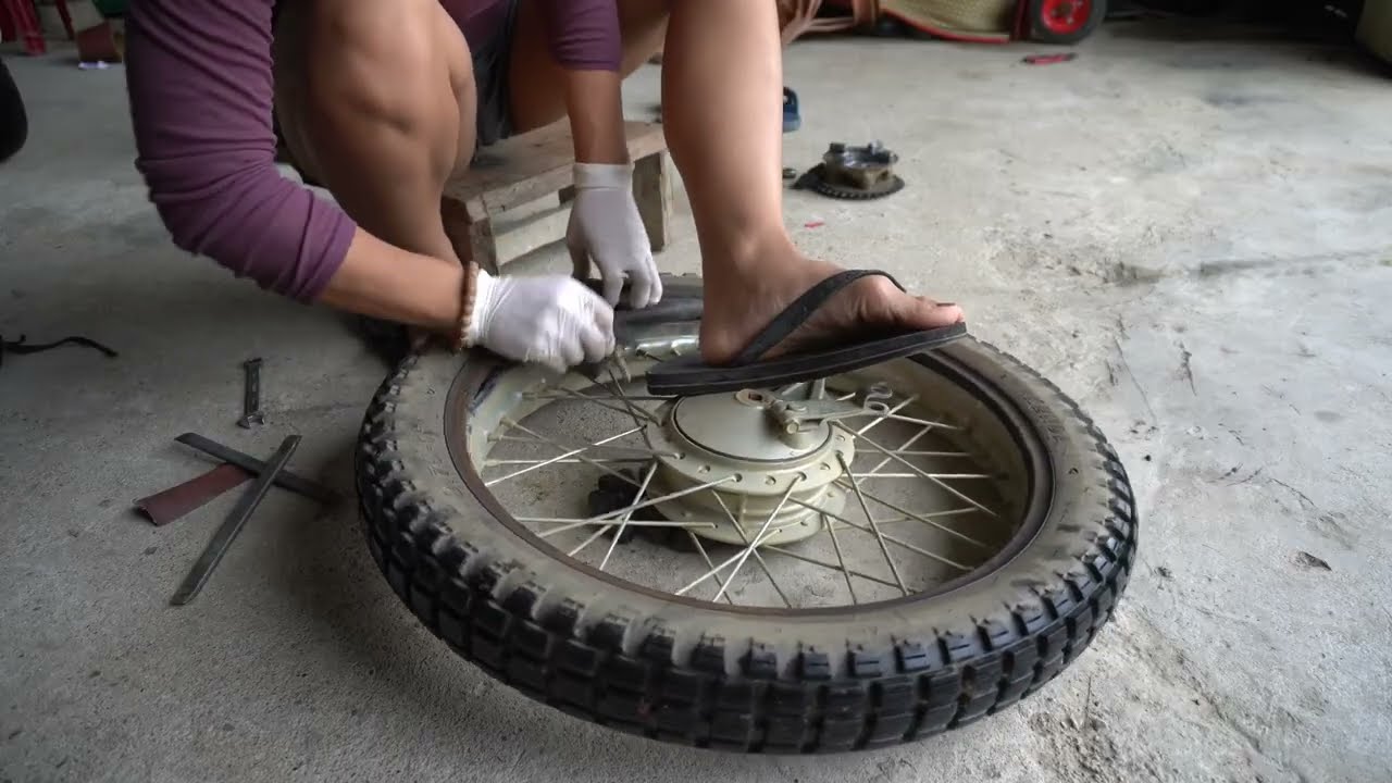 Amazing Talented 18-Year-Old Genius Girl Successfully Repairs and Cleans Dump Truck Rear Wheels