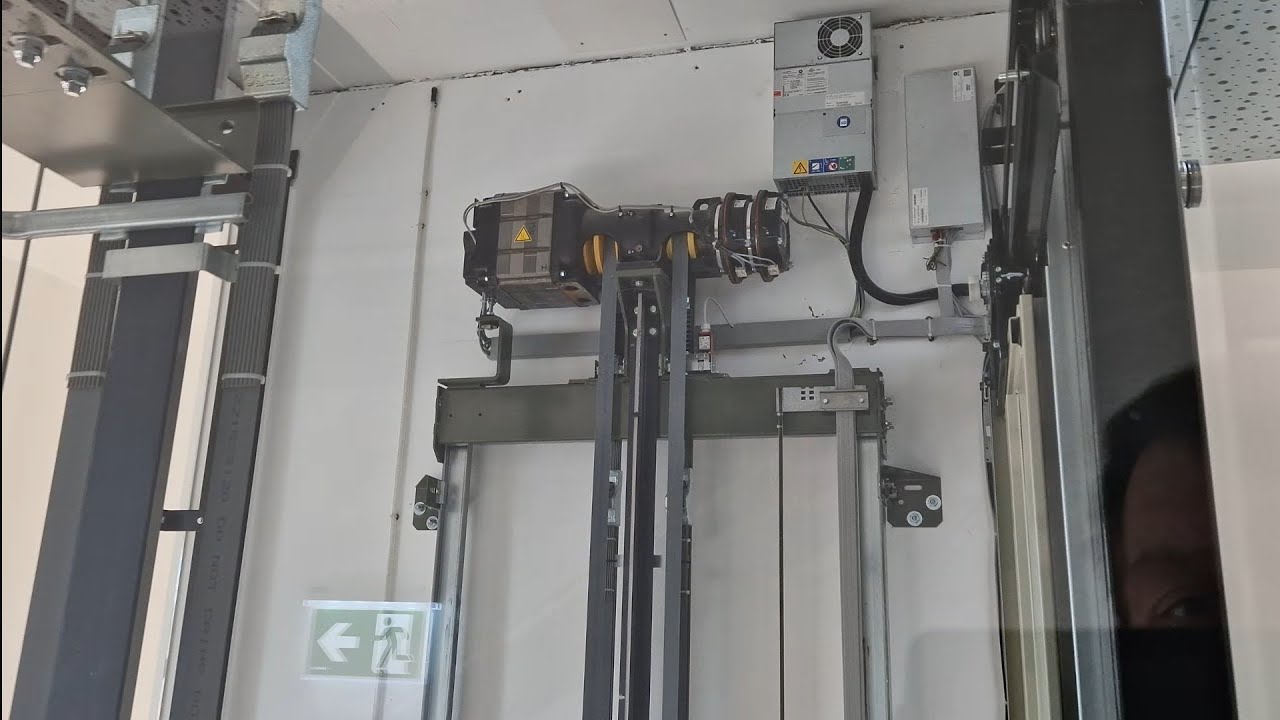 Schöner neuer Schindler 3000 in einen Glasschacht (Nice new Schindler 3000 in a glas shaft)