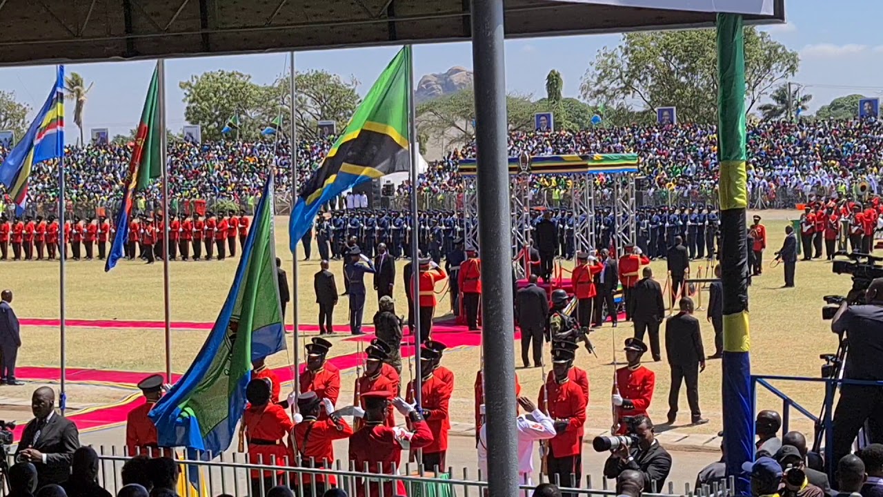 ONA JINSI BENDERA YA RAIS MAGUFULI ILIVYOPANDISHWA UPYAA