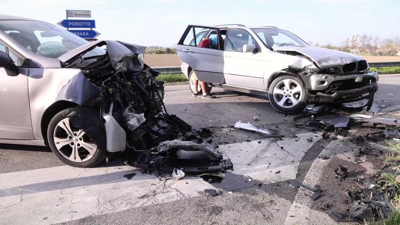 Ferrara, schianto tra due auto: tre feriti portati a Cona