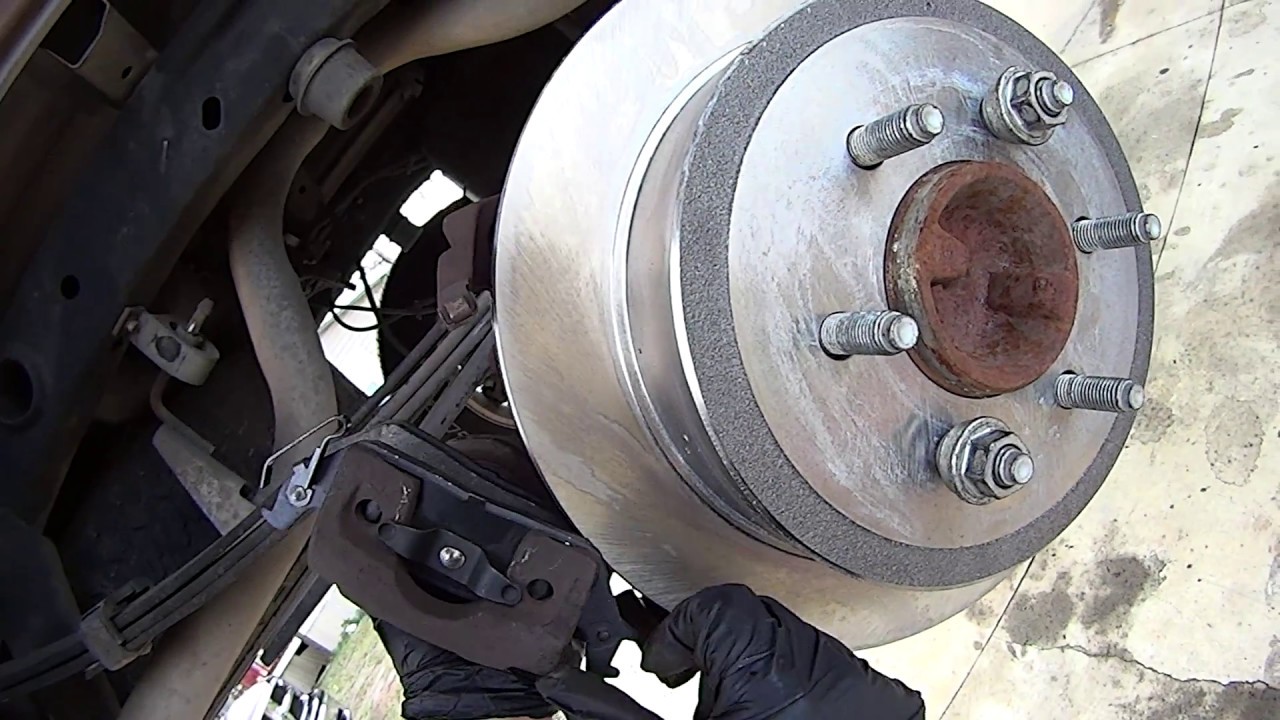 Как заменить задние тормозные колодки и роторы на Ford F-150 2004–2008 годов выпуска