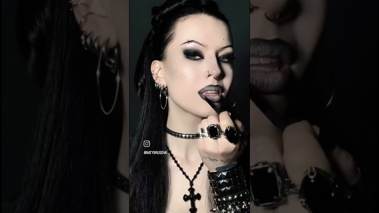 Let's appreciate this goth look 