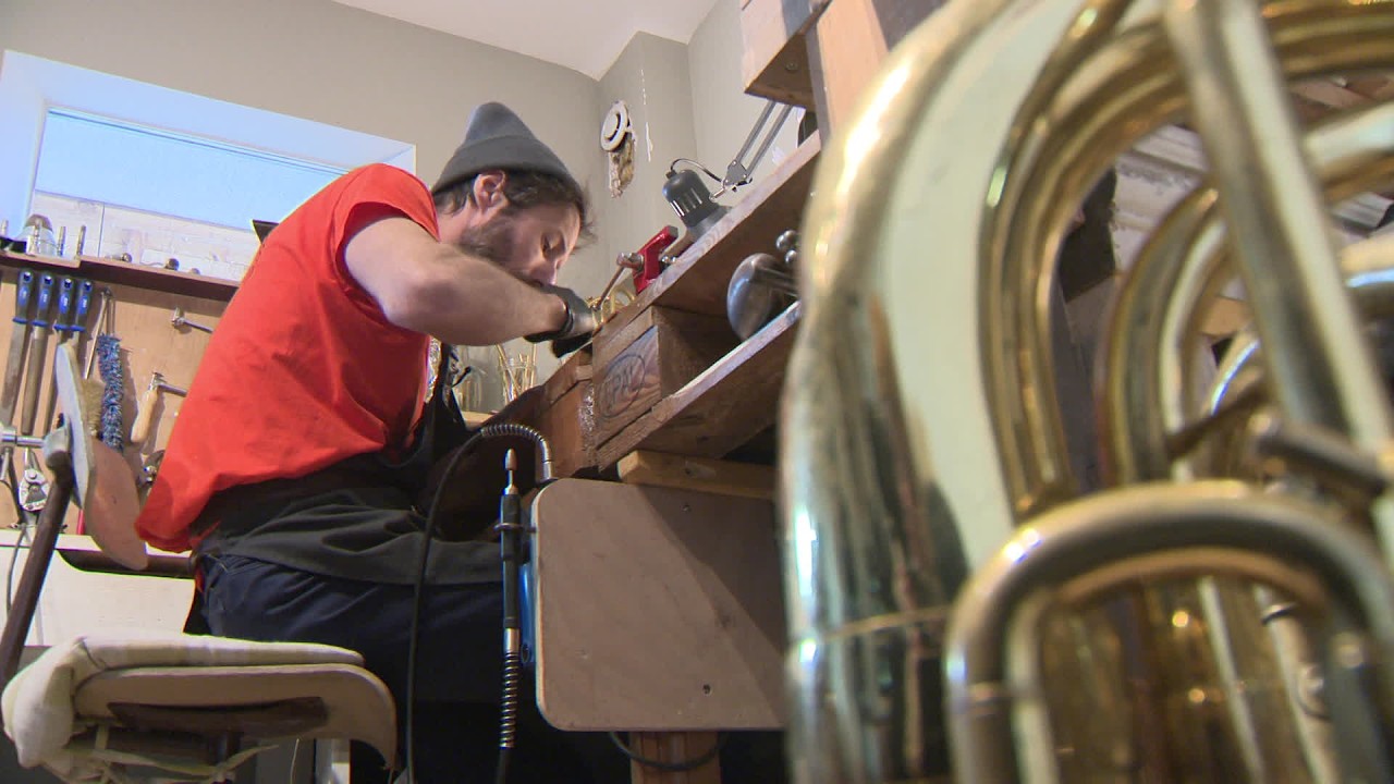 Ancien charpentier, Cédric est devenu facteur d’instruments à vent