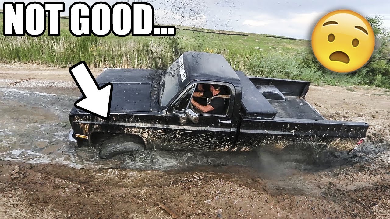 Hitting the BIG HOLE!!! -- Extreme 4x4 MUDDING