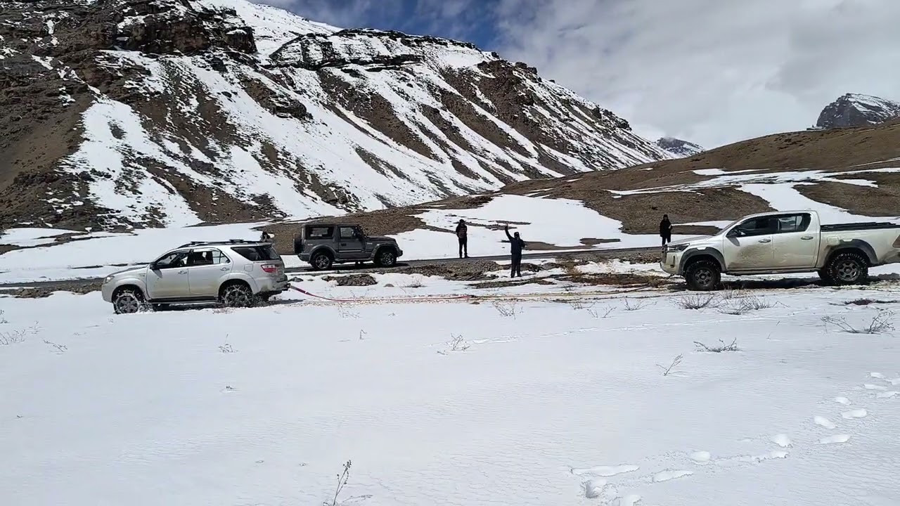 Toyota Hilux received by Toyota Fortuner 3.0 from Snow #planetwayround