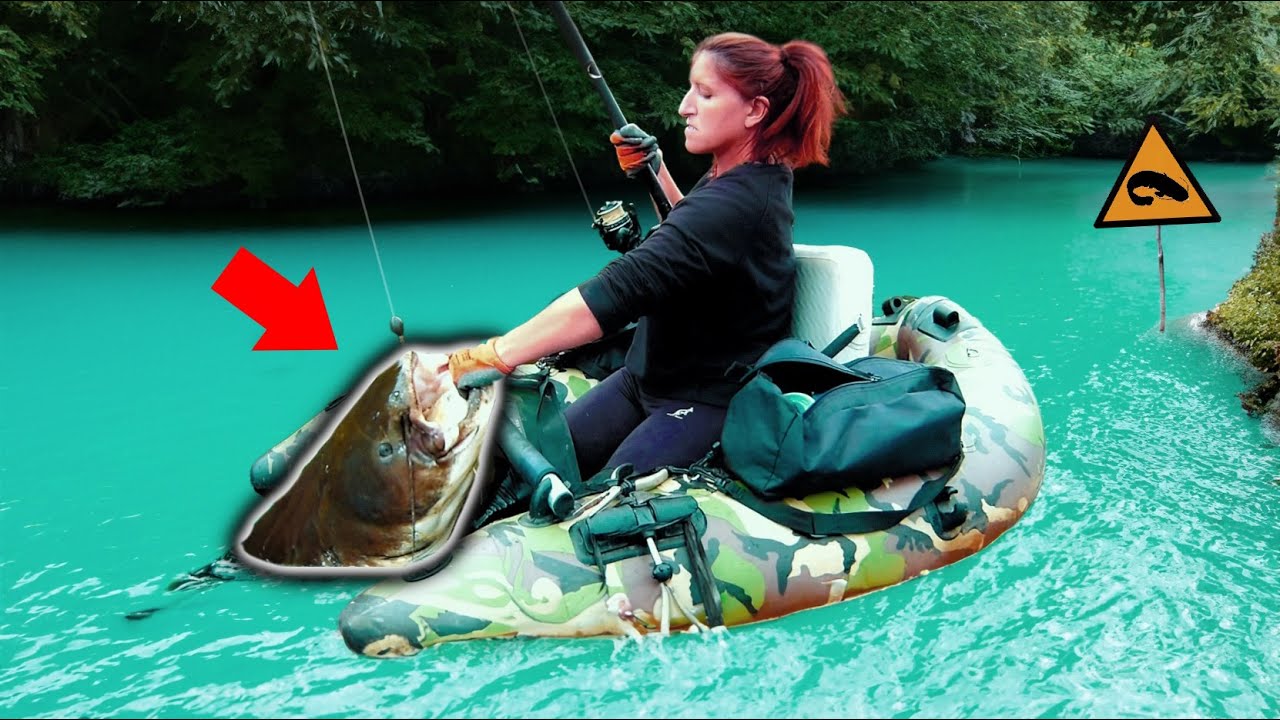 Elle PÊCHE le MONSTRE qui m'a MORDU a la JAMBE !