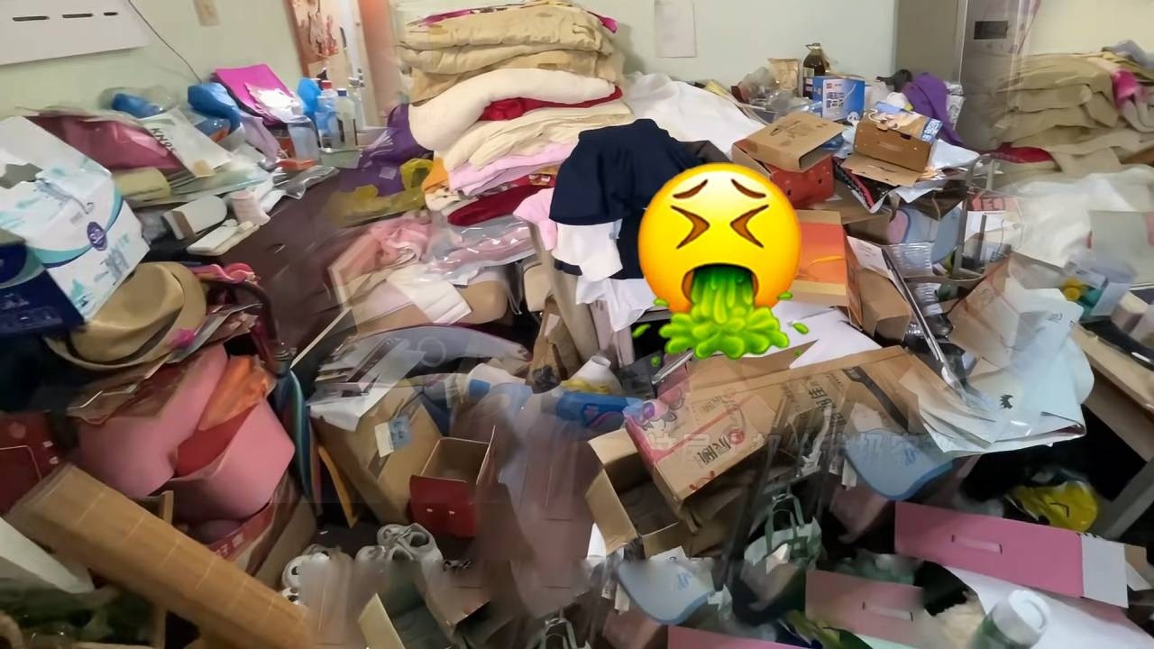 😱A hoarding elderly person has piled up all the garbage in their house into a mountain.