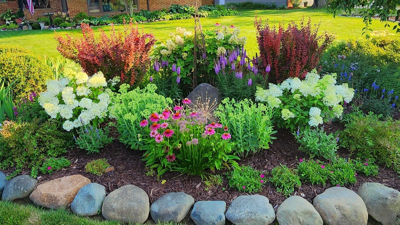 End of July Garden Tour ~ So Colorful!! 🌺🌸🌹 // Suburban Oasis