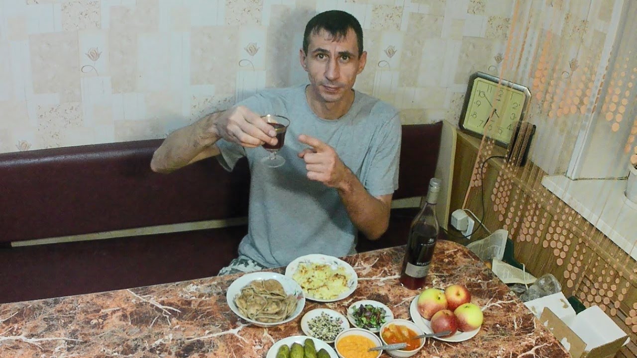 Курицы чешский доминант крапчатый. Вислобрюхие свиньи. Чем кормить скотину в домашних условиях.