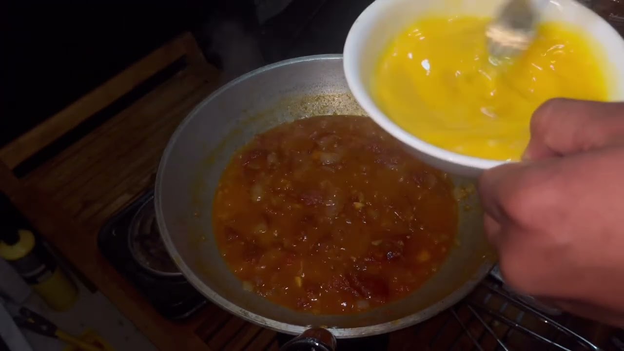 Kamatis na may itlog at piniritong isda(Sautéed tomato)