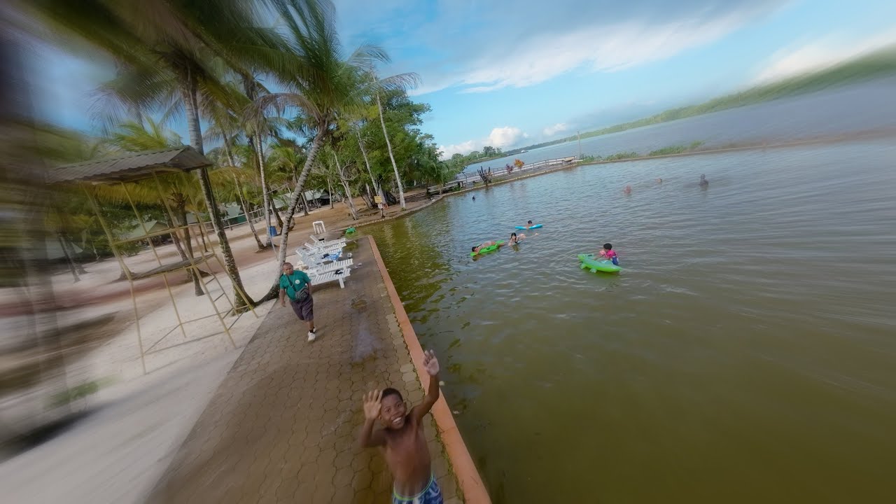 Vliegen en zwemmen op Overbridge River Resort, Suriname