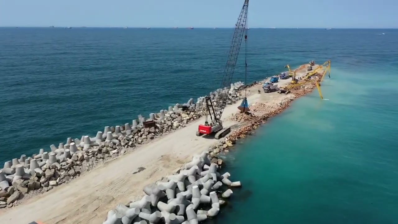 محطة الحاويات على رصيف 100 بميناء الدخيلة بميناء الإسكندرية الكبير