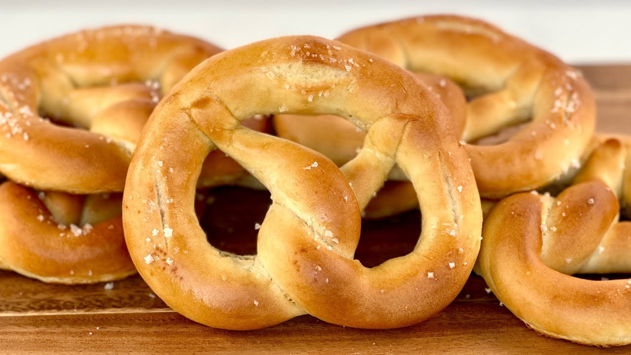 Crunchy and Soft Pretzel at Home 🥨 - Easy and Delicious - Better than Bakery