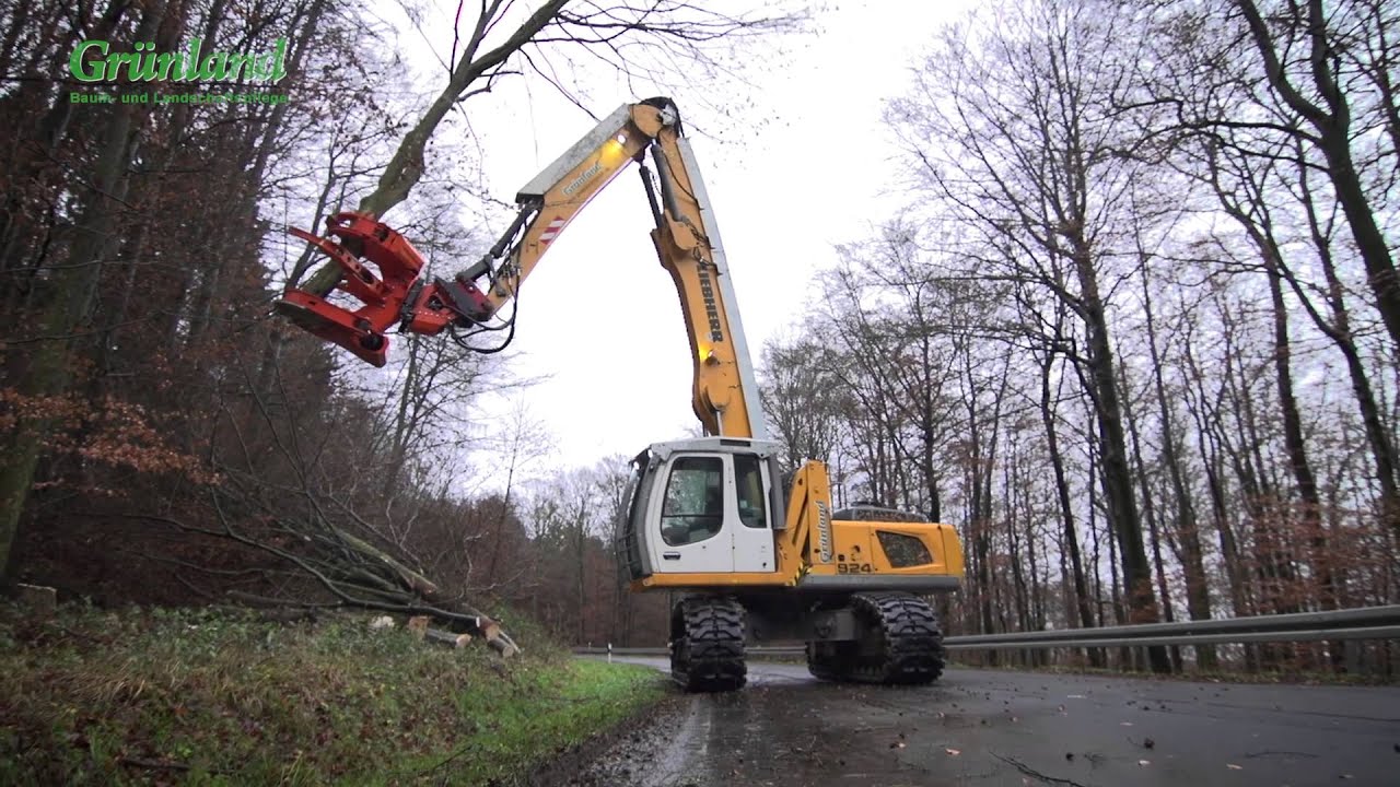Liebherr 924 mit WESTTECH Woodcracker C450 | Verkehrssicherung | Grünland GmbH