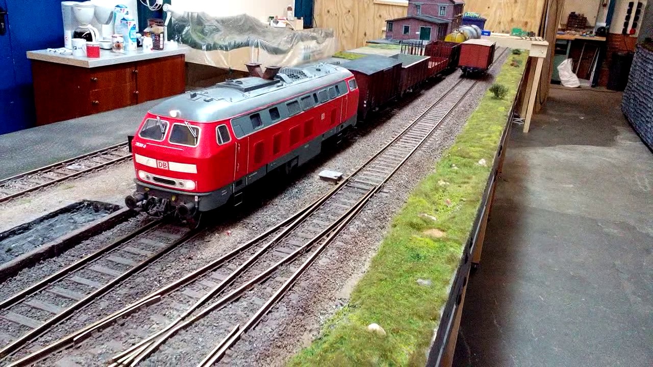IG Spur 2 Br218 mit Gueterzug
