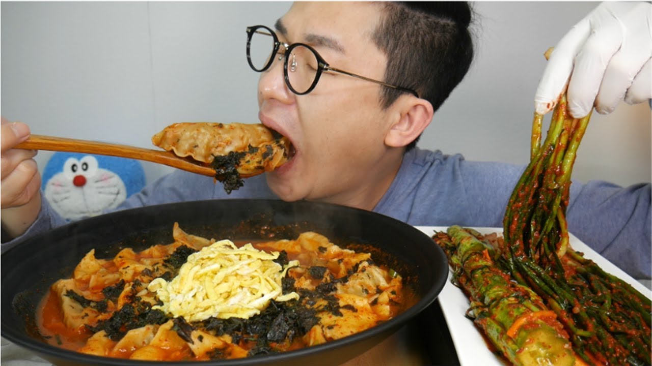 용암수준의 대왕수제비!!거기에 만두사리 엄청넣어서 요리 먹방 Mukbang Social Eating Show