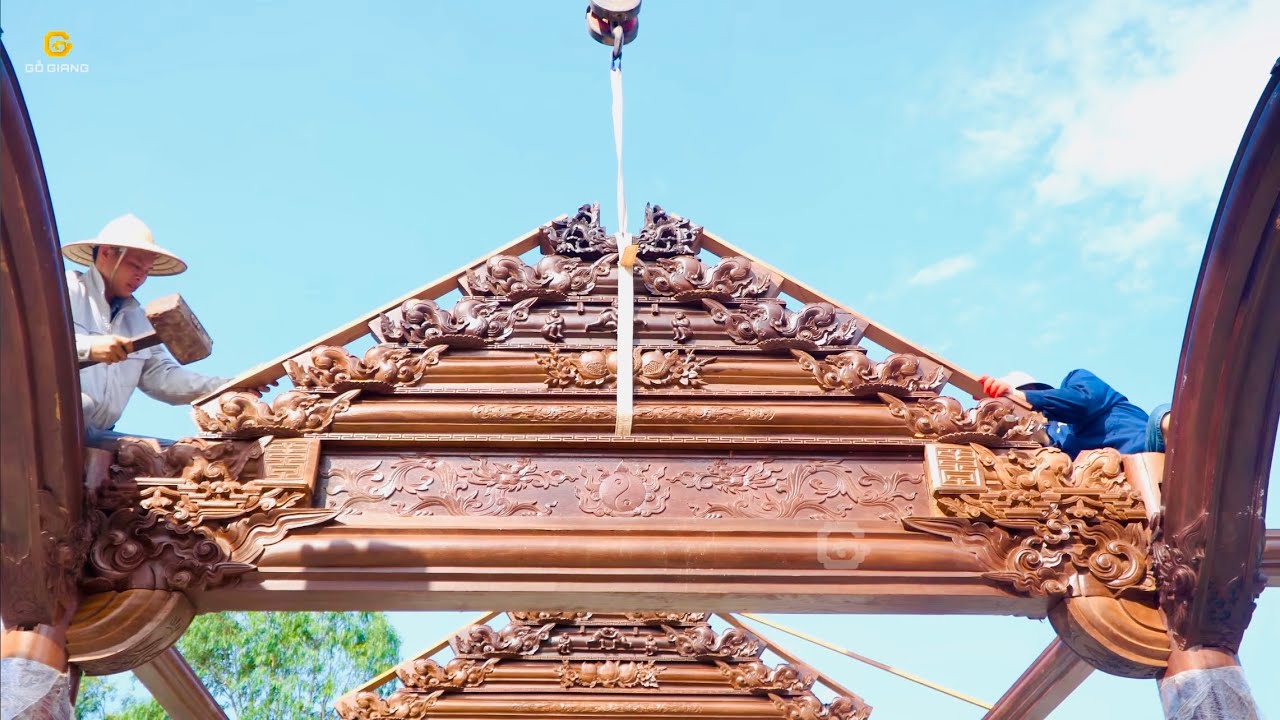 Traditional house construction: Erection of a traditional 3-room wooden house with 