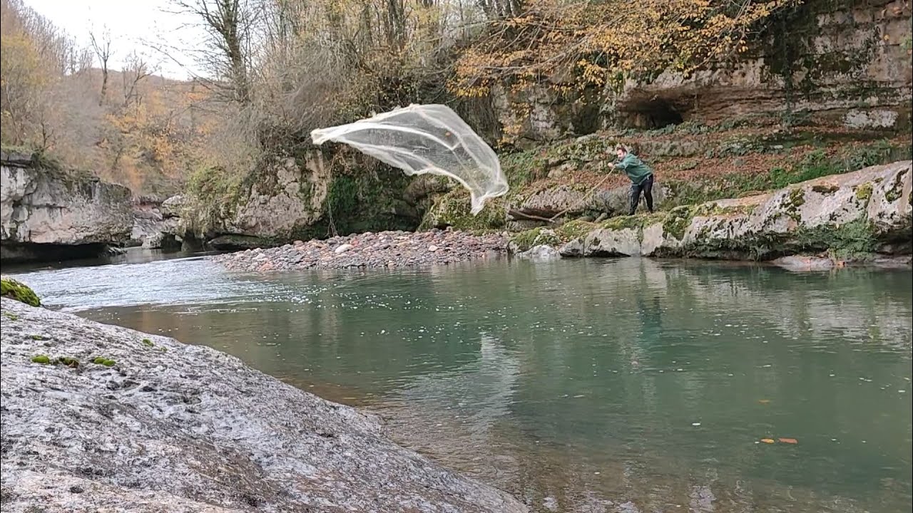 KANYONDA SERPME SA&Ccedil;MA İLE BALIK AVI  cast net fishing at River with beautiful natural river fishing