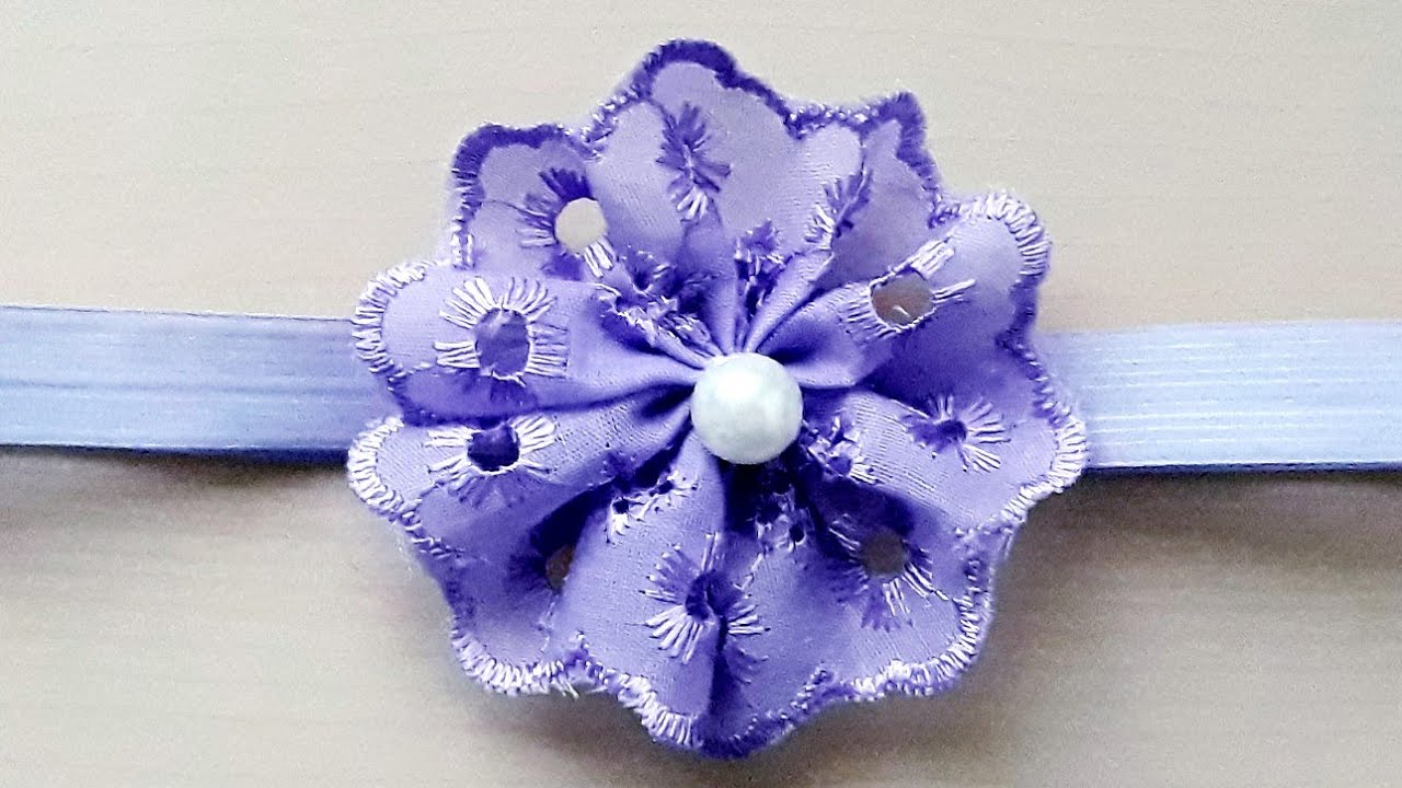 FLOR BORDADO INGLÊS NO ELASTICO DE VIÉS