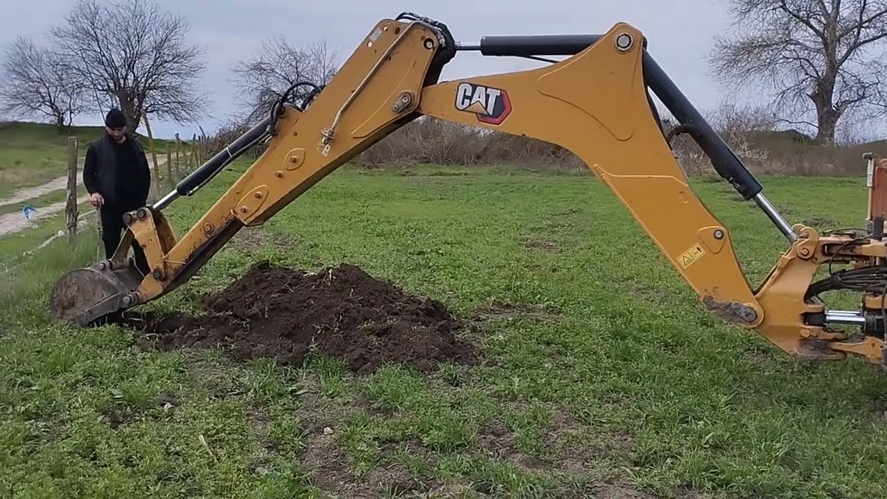 Trench with small bucket excavator Cat 428