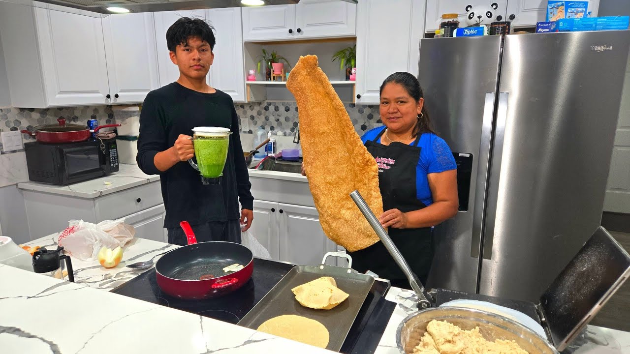 Mi hijo Haciendo chicharron en salsa Verde yo hare tortillas Calientitas parang comer amig@s